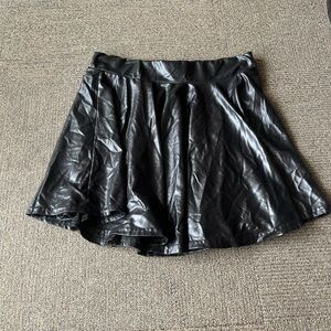 UrbanCoco shiny black skirt size M